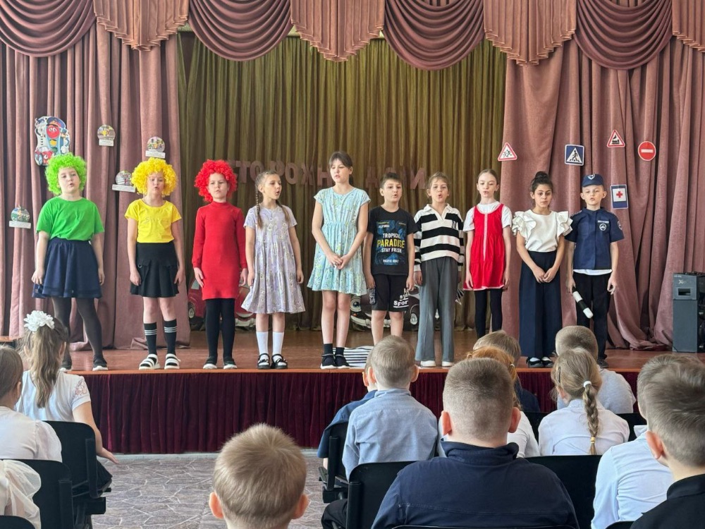 Театральное представление «Осторожно, дети!».
